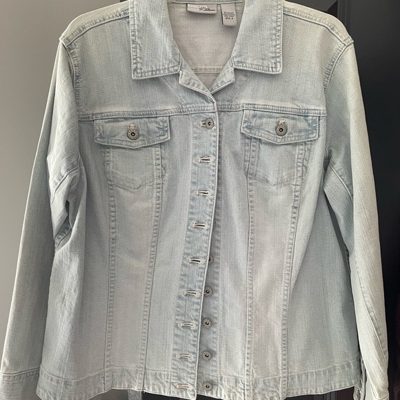 Light wash jean jacket new without tag. - Picture 5 of 6